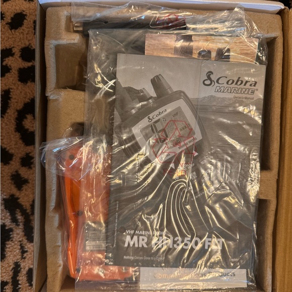 NIB Marine HH350 Floating VHF Radio - Picture 3 of 4